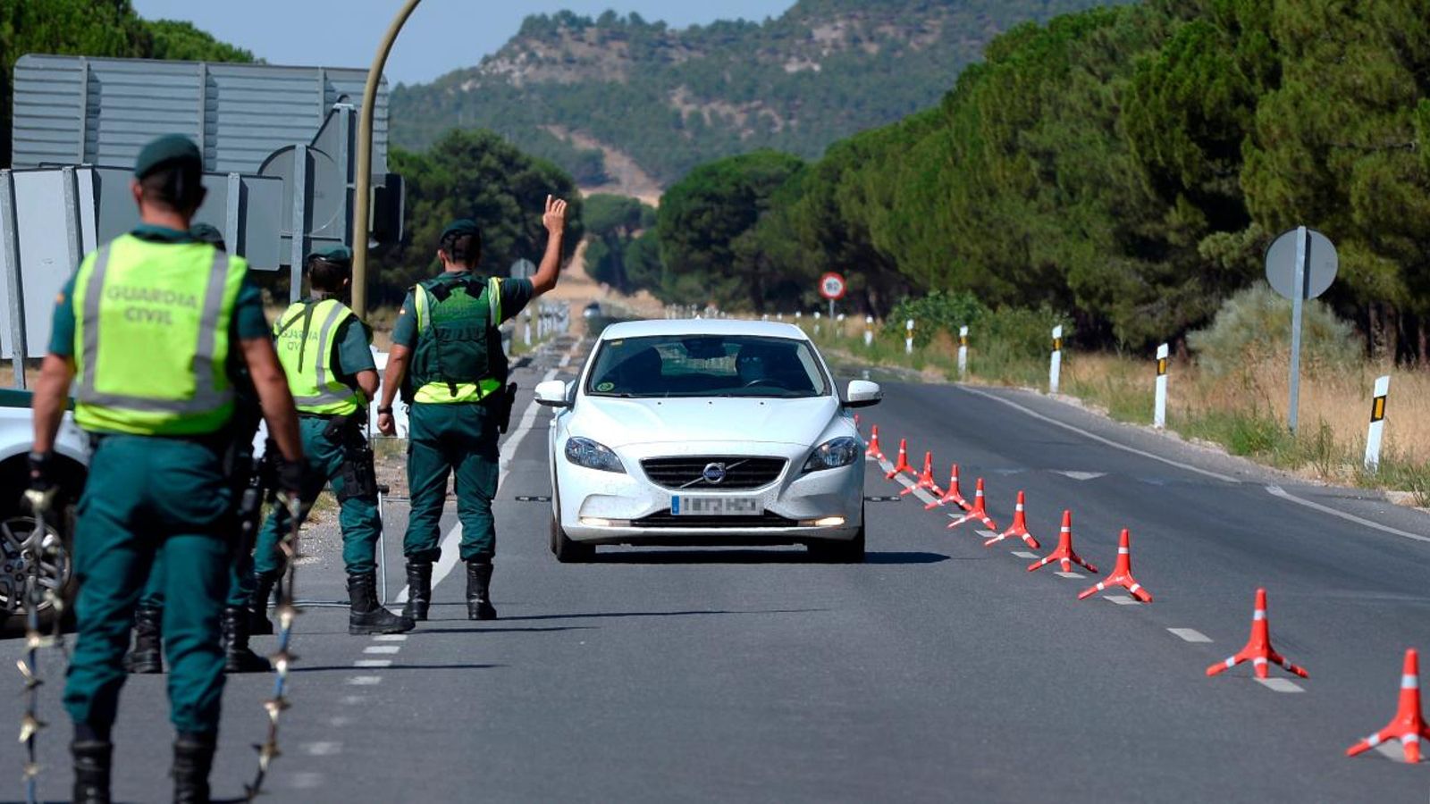 Efectius de la Guàrdia Civil en un control d'accés a Pedrajas de San Esteban