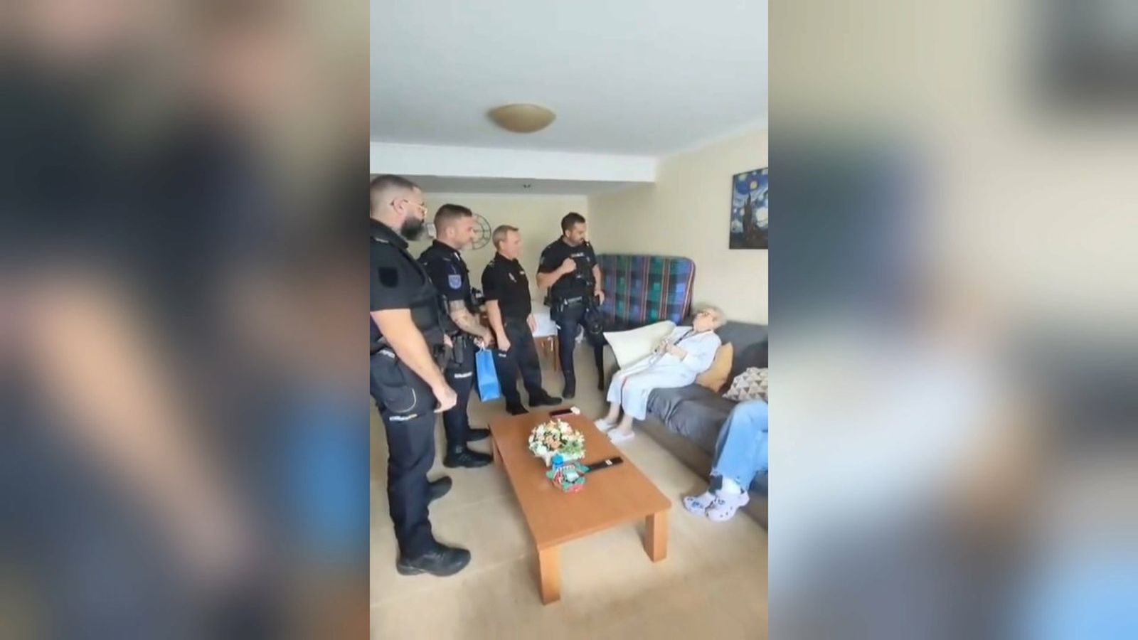 Agents de la Policia Nacional visiten Teresa a sa casa