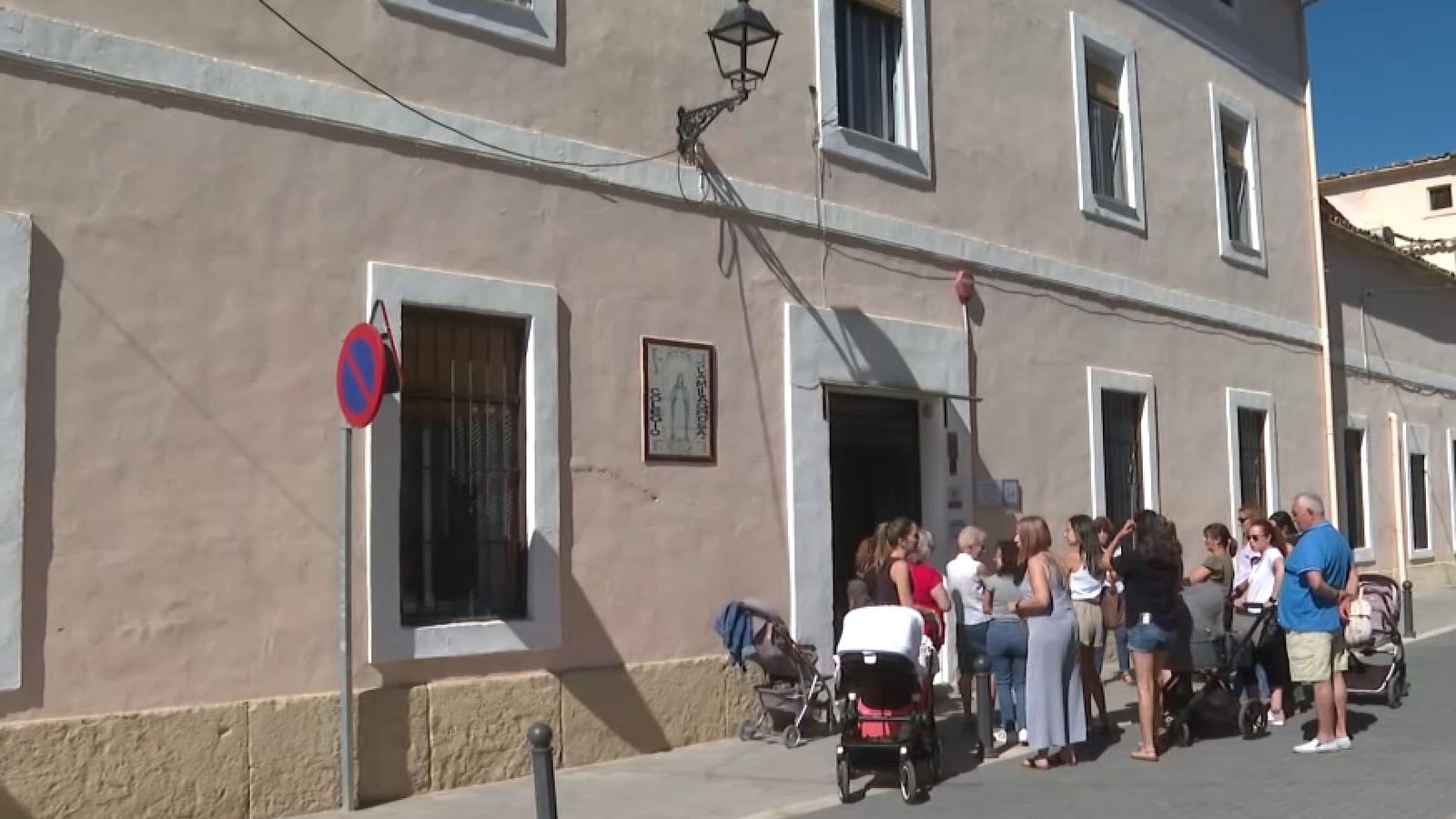 Diversos pares i mares, a les portes de l'escola infantil on estudien els dotze alumnes intoxicats