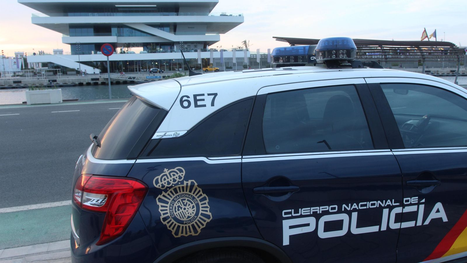 Imatge d'arxiu d'un cotxe de la Policia Nacional a una zona d'oci de València