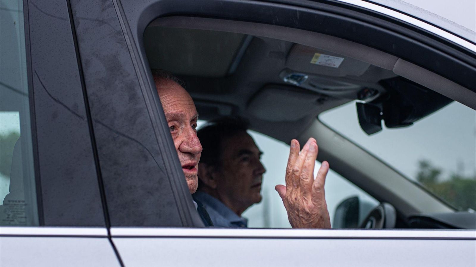 El rei emèrit abandona en un vehicle la casa del seu amic Pedro Campos, a Sanxenxo (Pontevedra) Juan Carles deixa Sanxenxo