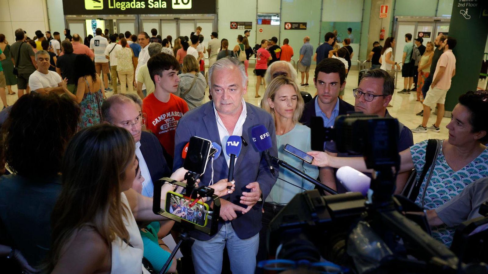 González Pons i la resta de la delegació popular expulsada de Veneçuela, este dissabte a l'aeroport de Barajas