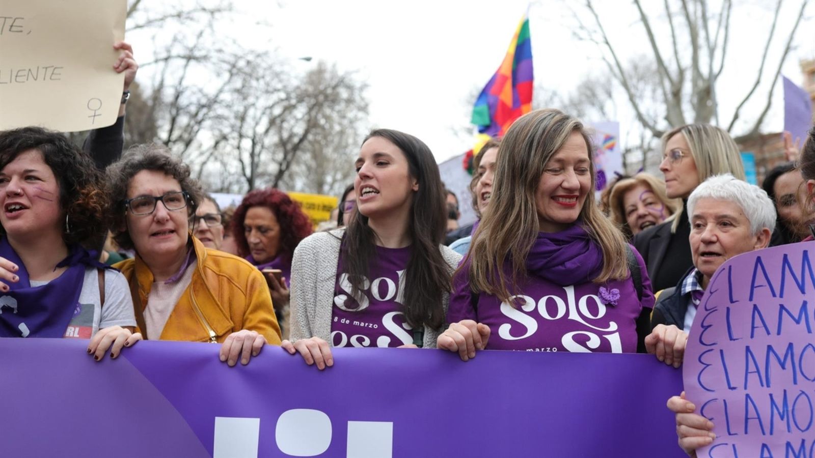 La ministra d'Igualtat, Irene Montero (centre), en la manifestació del 8 de març de 2020 a Madrid