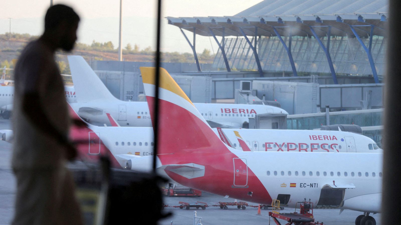 Aeronaus d'Iberia en l'aeroport Adolfo Suárez Madrid-Barajas