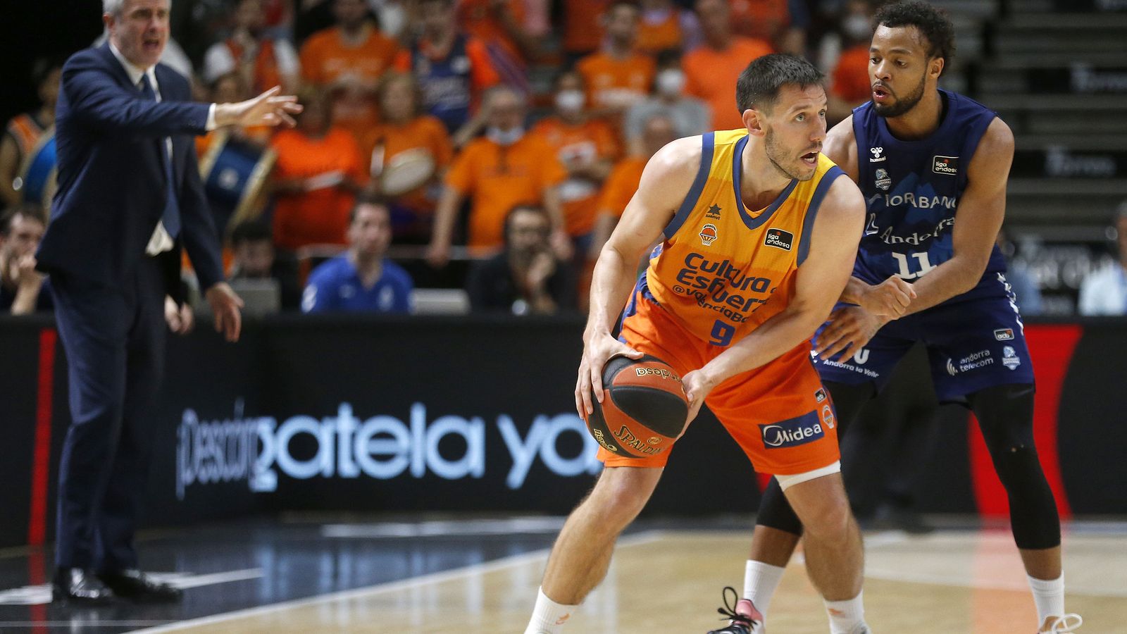 Van Rossom protegeix el baló davant Hannah