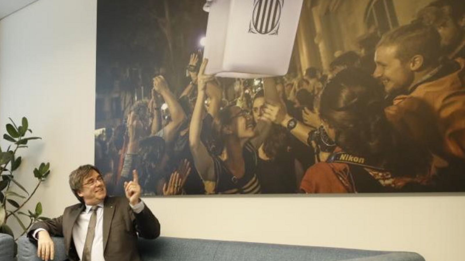 Puigdemont en un despatx del Parlament Europeu amb una foto gegant del referèndum d’independència de l’1 d’octubre