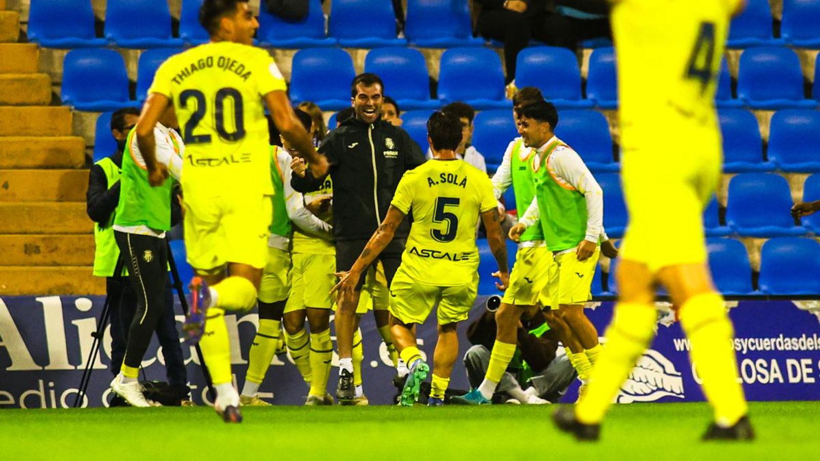 Els jugadors groguets celebren un dels gols