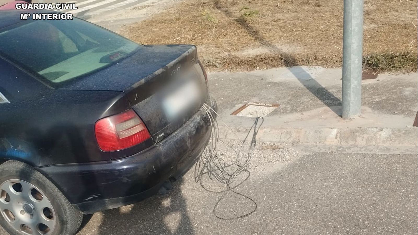 Els detinguts lligaven el cablejat al cotxe i després estiraven per a emportar-se'l