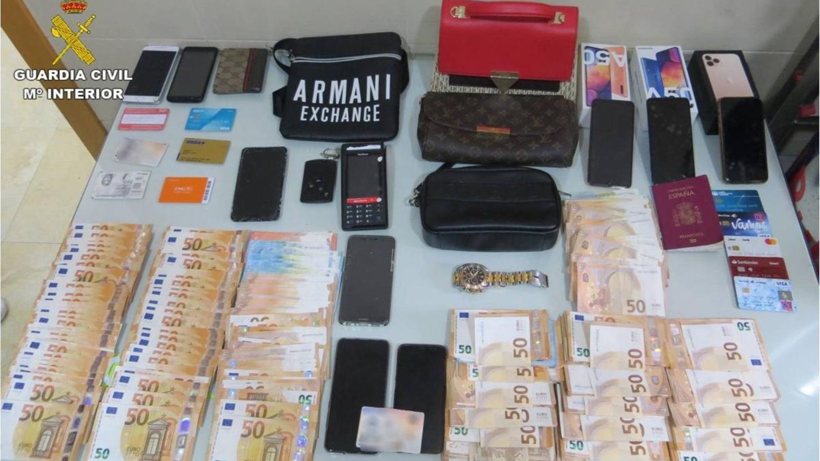 Diners intervinguts a la suposada organització d’estafadors