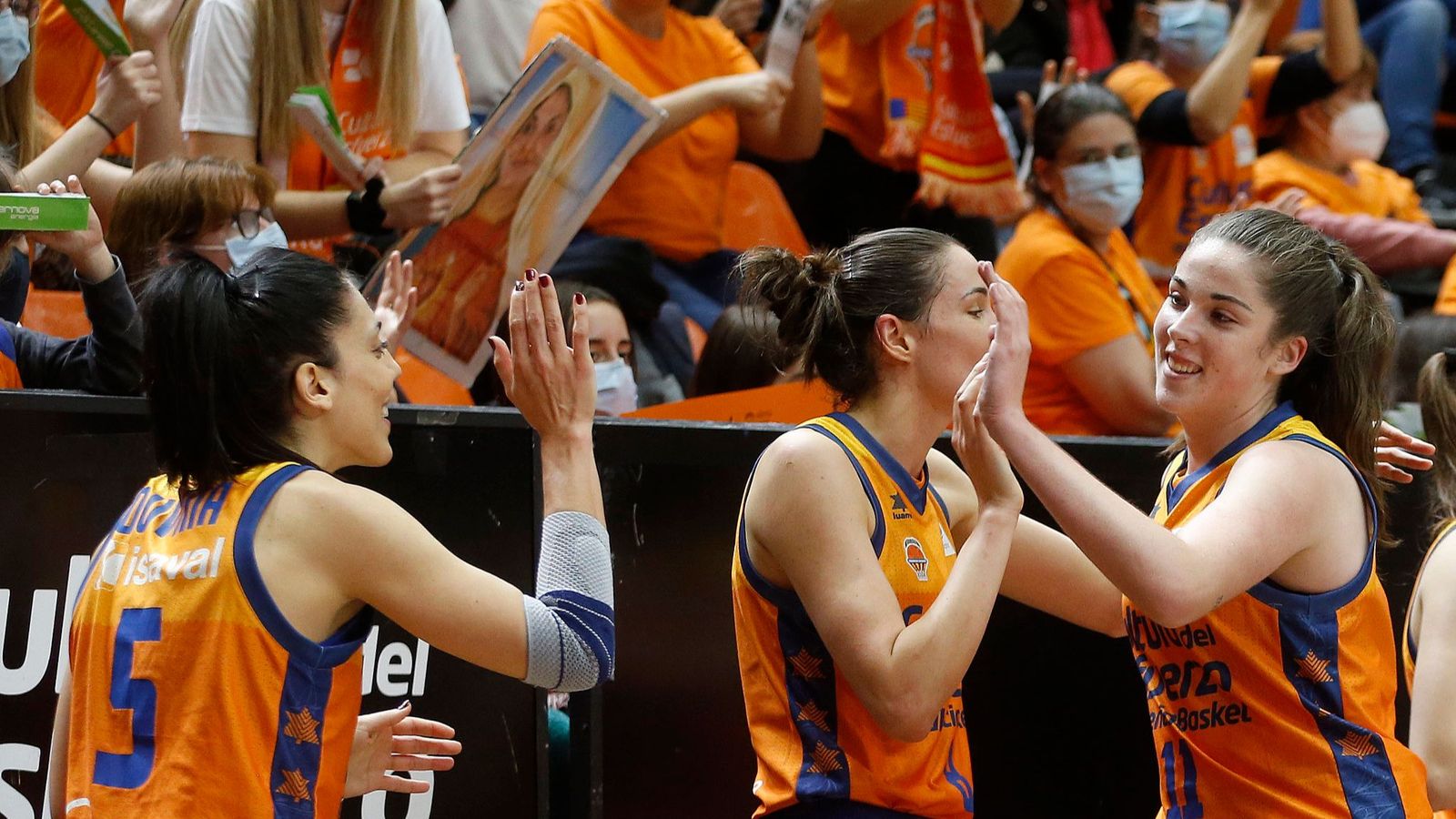 Les jugadores taronja celebren una acció del partit