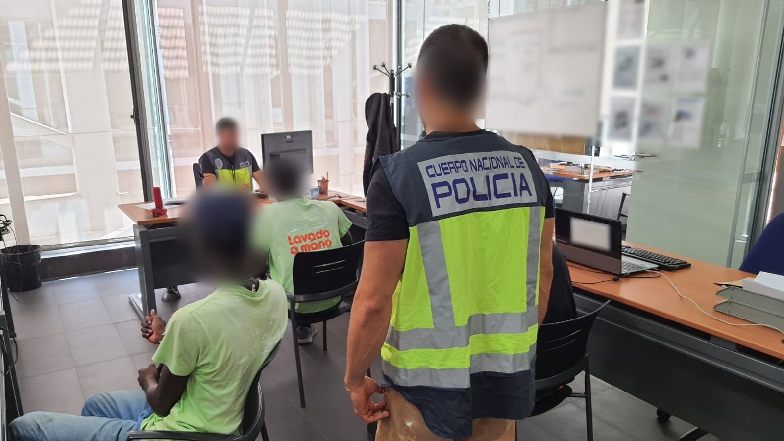 Agents de Policia Nacional, amb alguns dels treballadors explotats