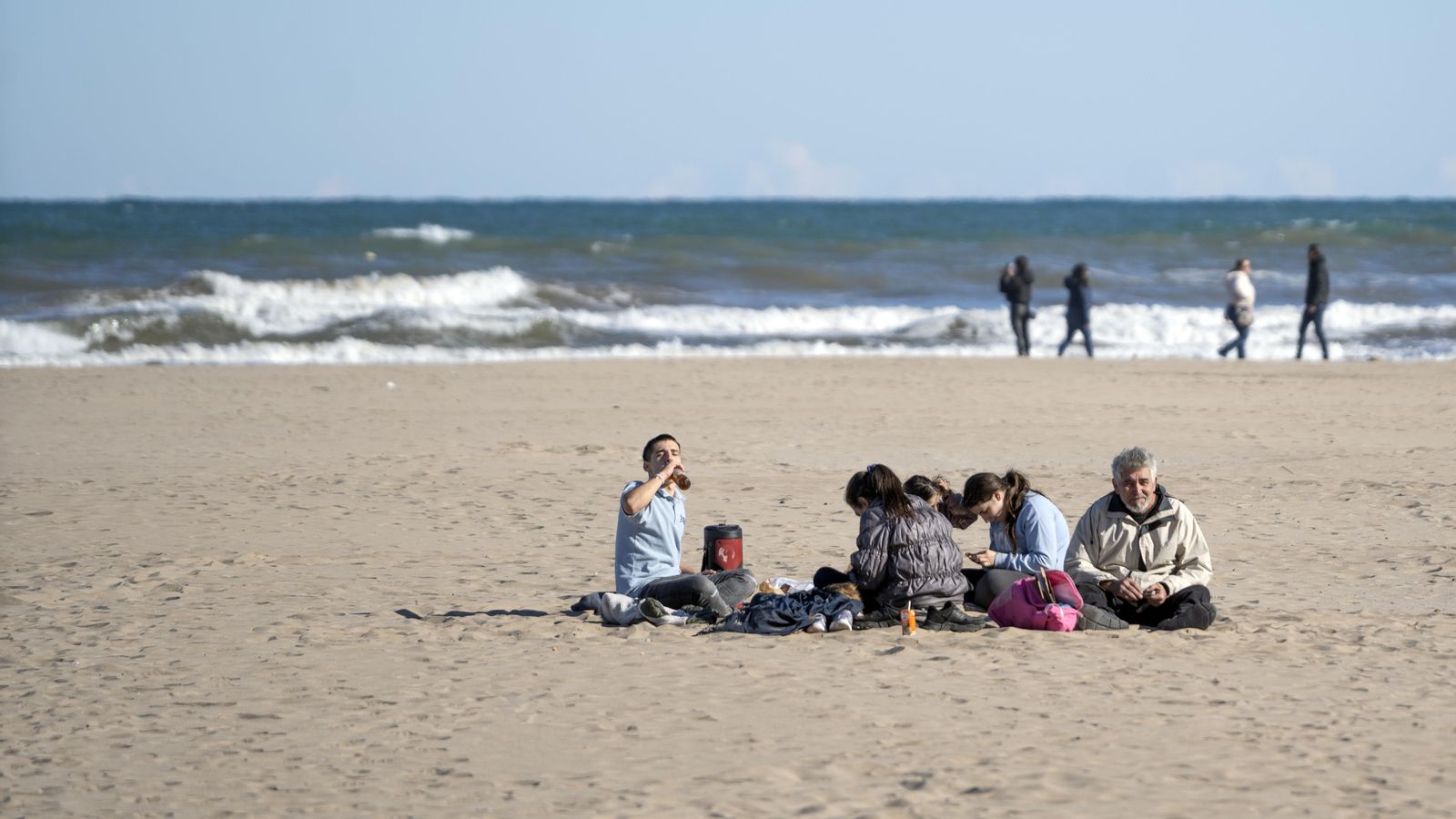 Un grup de persones gaudeix de les temperatures càlides a la platja de la Malva-rosa de València Un grup de persones gaudeix de les temperatures càlides a la platja de la Malva-rosa de València