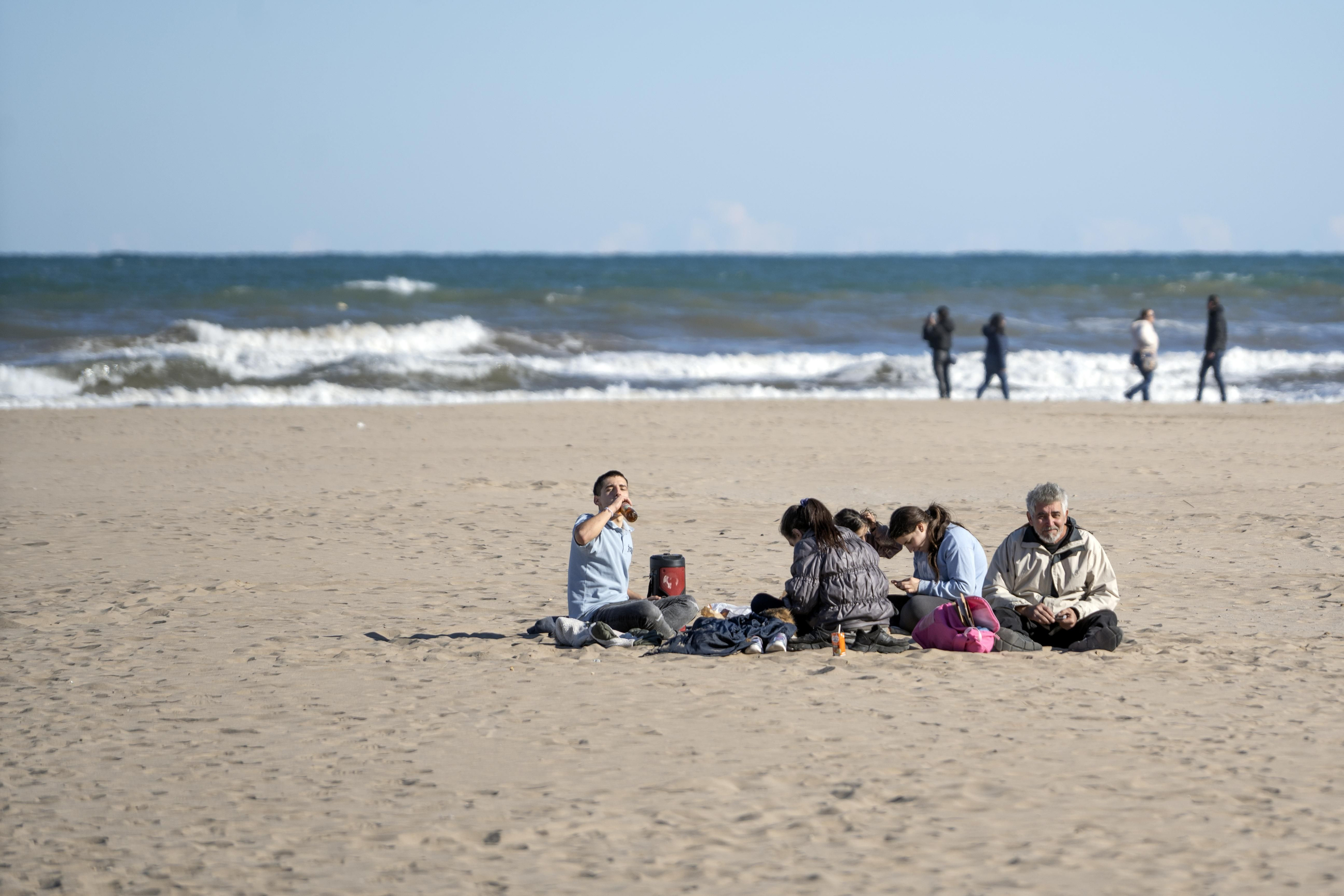 Un grup de persones gaudeix de les temperatures càlides a la platja de la Malva-rosa de València Un grup de persones gaudeix de les temperatures càlides a la platja de la Malva-rosa de València