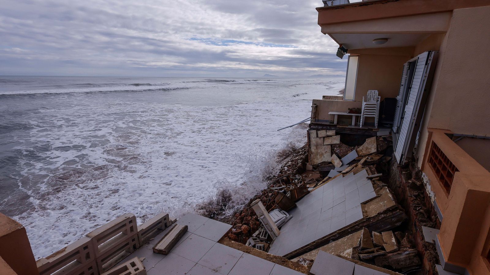 La mar s'engolix una vivenda, durant un temporal del mes de gener, en la platja de Tavernes de la Valldigna