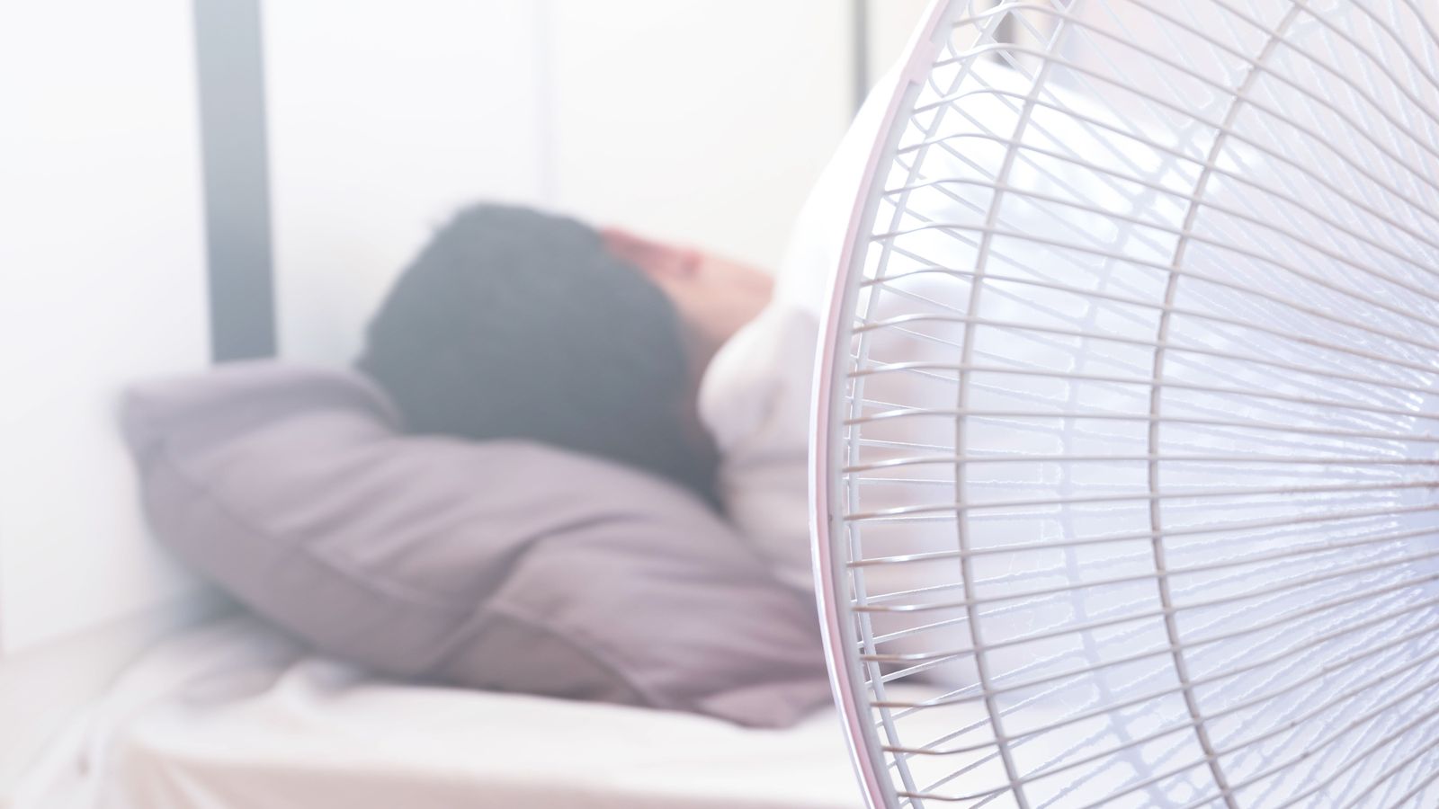 Imatge d'arxiu d'una persona dormint amb el ventilador