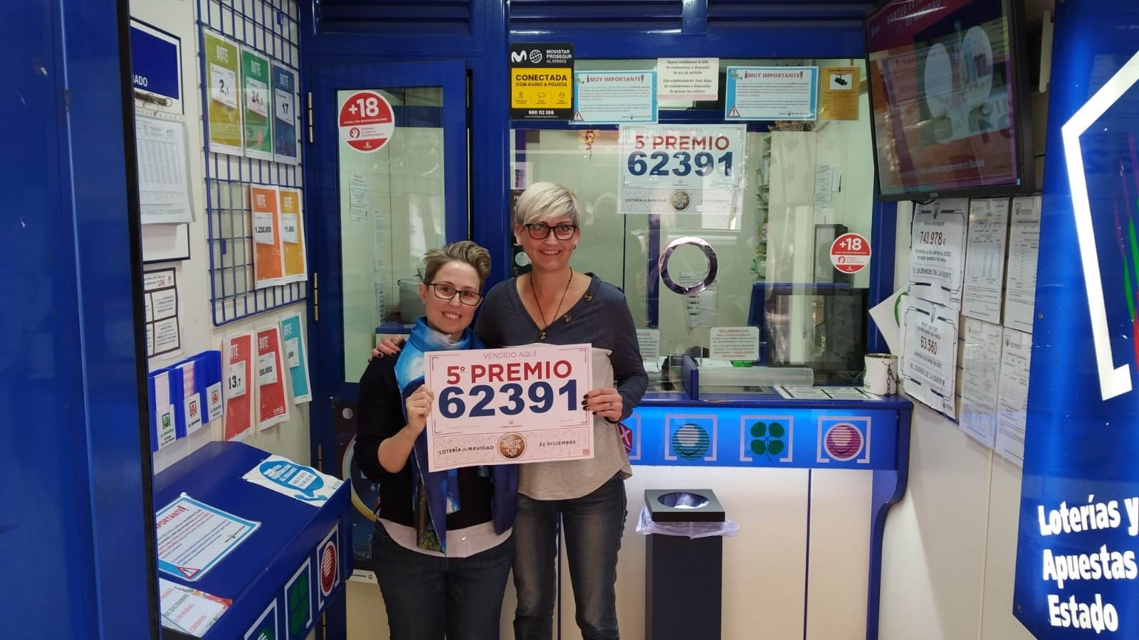 Celebració en l'administració de loteria de Benidorm que ha venut el primer dels cinquens premis