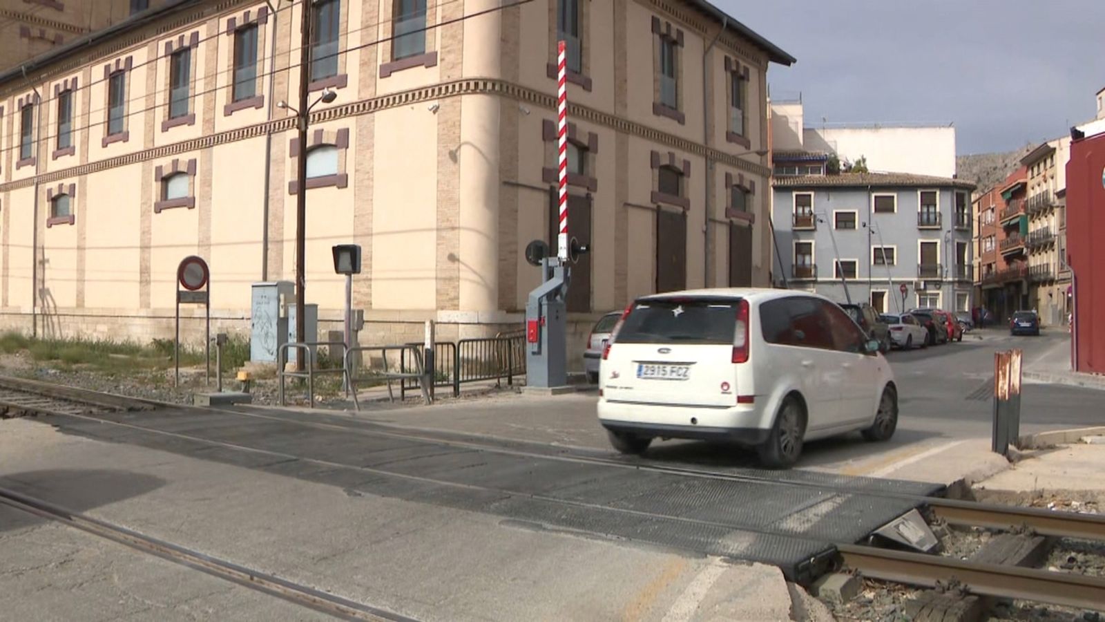 Villena i Elda demanen eliminar els passos a nivell