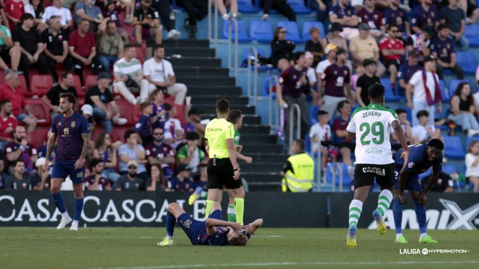 Els jugadors de l'Eldense es lamanten després d'un gol visitant