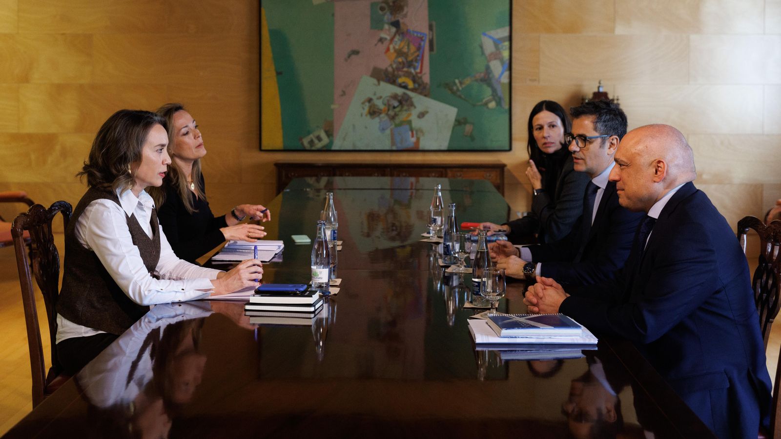 La portaveu del PP Cuca Gamarra i el ministre de Presidència, Félix Bolaños, cara a cara en la reunió sobre la reforma constitucional