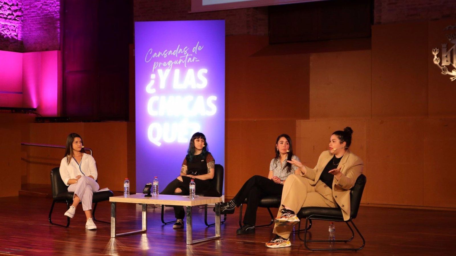 Imatge de la taula redona dins de la jornada 'I les xiques què' al centre municipal La Petxina de València