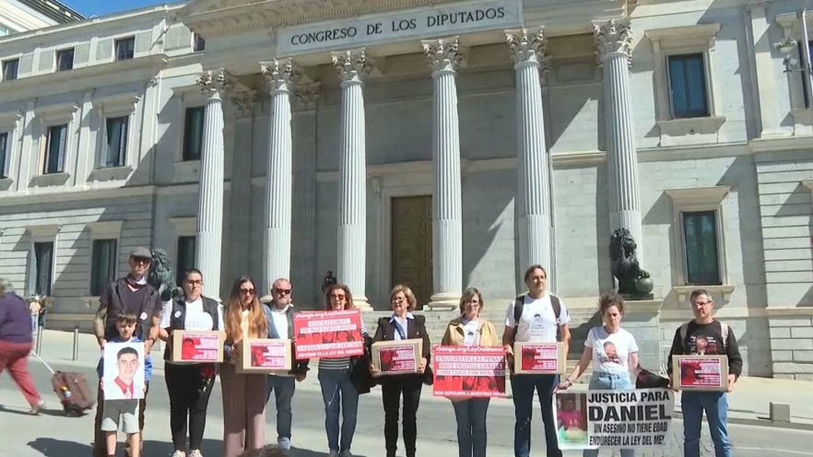 Familiars de víctimes reclamen l’enduriment de la llei del menor amb 130.000 firmes al Congrés