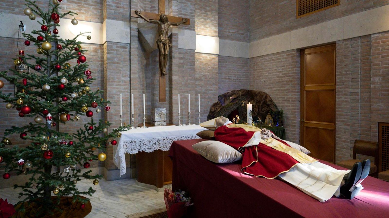 El cos del papa emèrit Benet XVI exposat a la capella del monestir Mater Ecclesiae