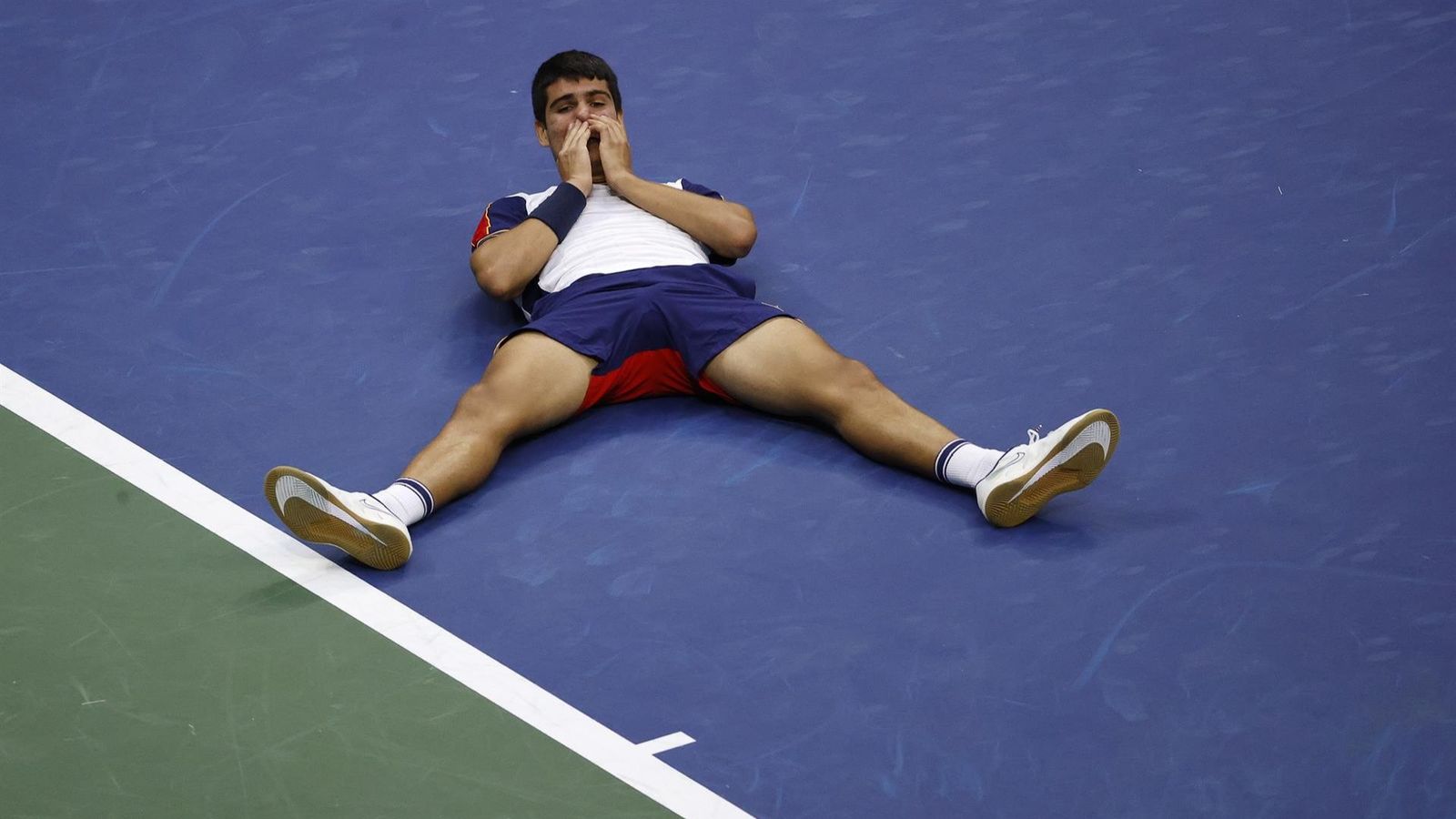 Carlos Alcaraz celebra el triomf davant Tsitsipas