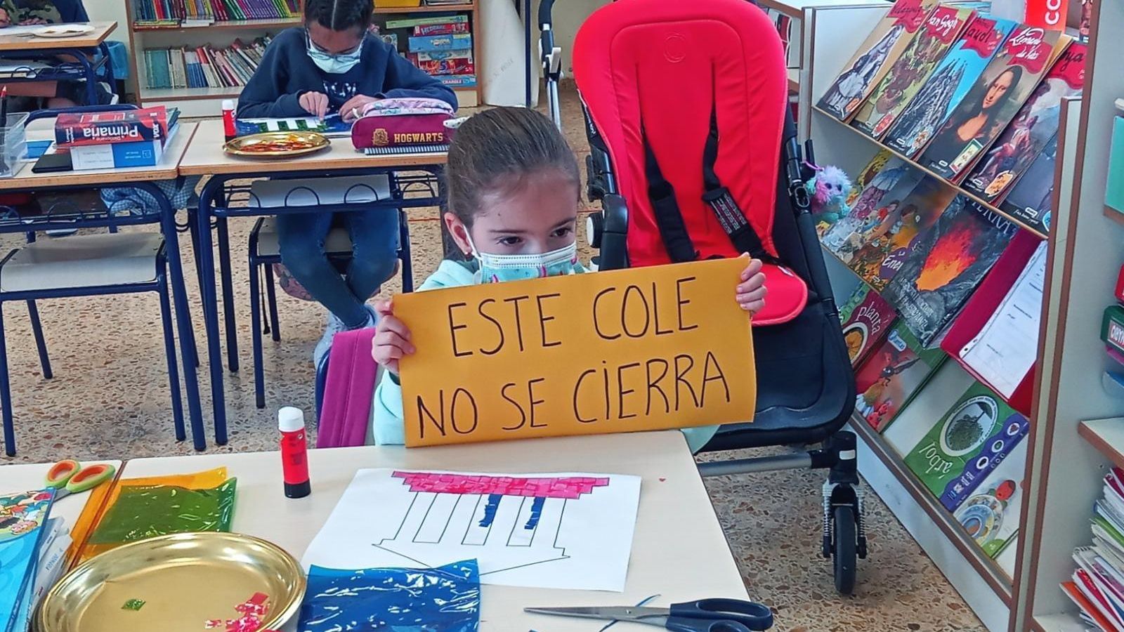 Lucía espera que arriben més xiquets i xiquetes perquè no tanquen l'escola