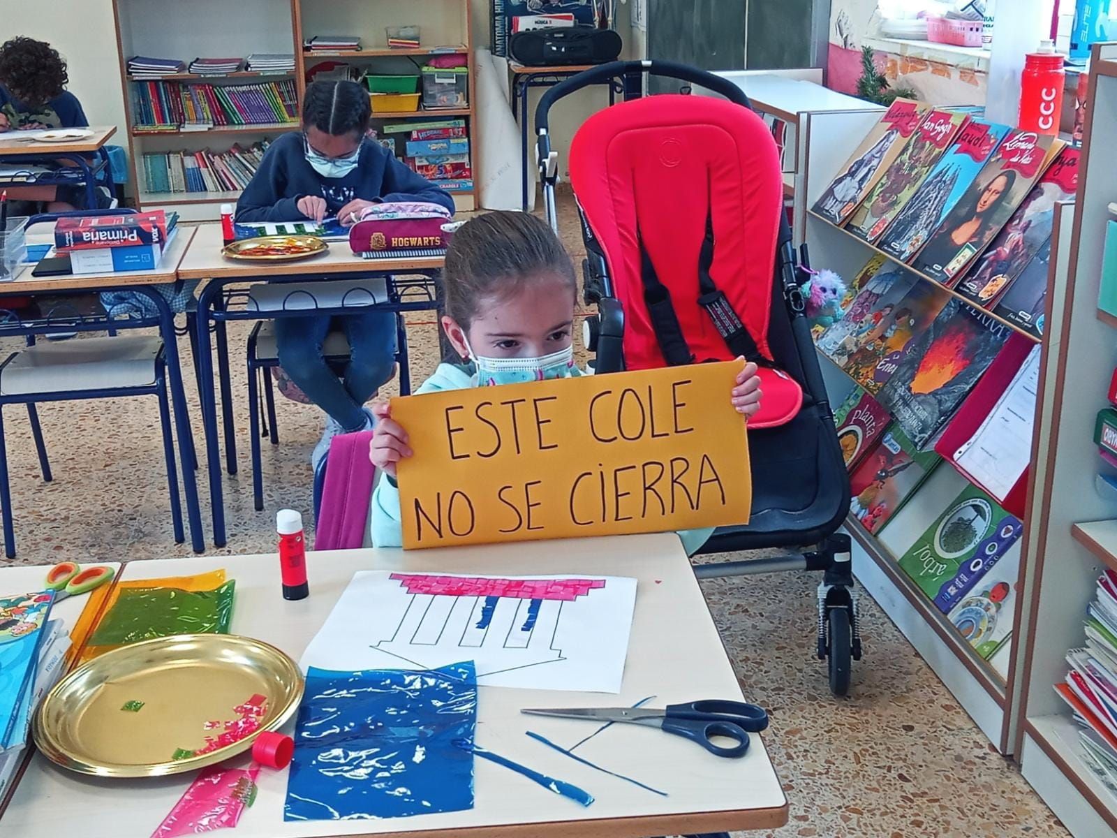 Lucía espera que arriben més xiquets i xiquetes perquè no tanquen l'escola