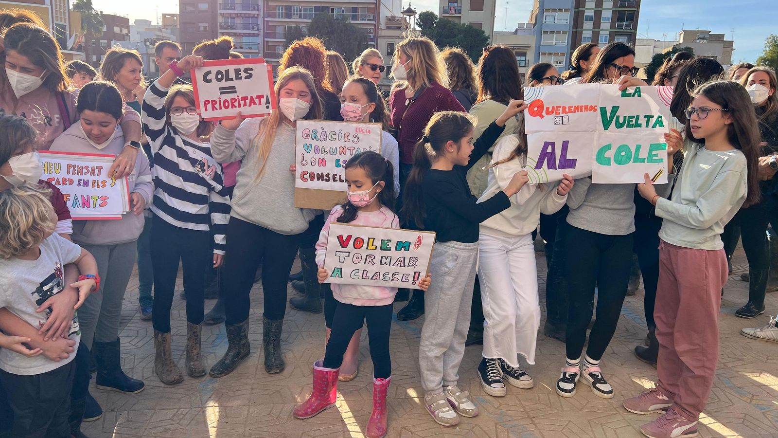 Un grup d'alumnes de Paiporta demana tornar a classe amb cartells fets a mà