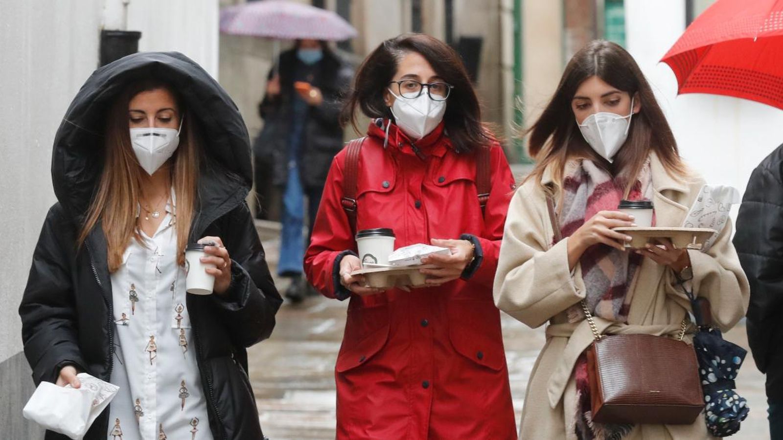 Imatge d'arxiu d'unes joves passejant