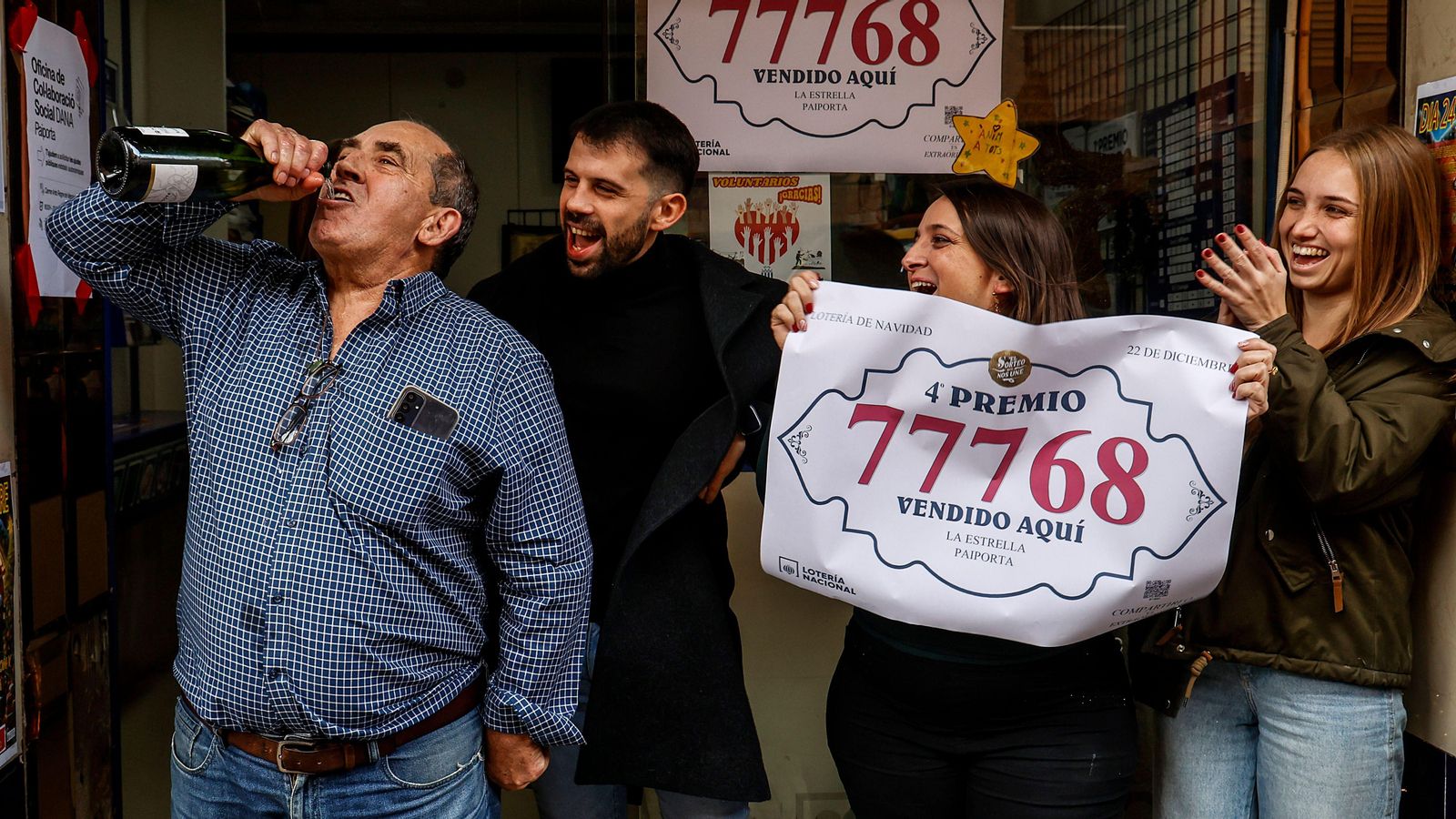 Celebració en una administració de Paiporta després de vendre dècims guanyadors