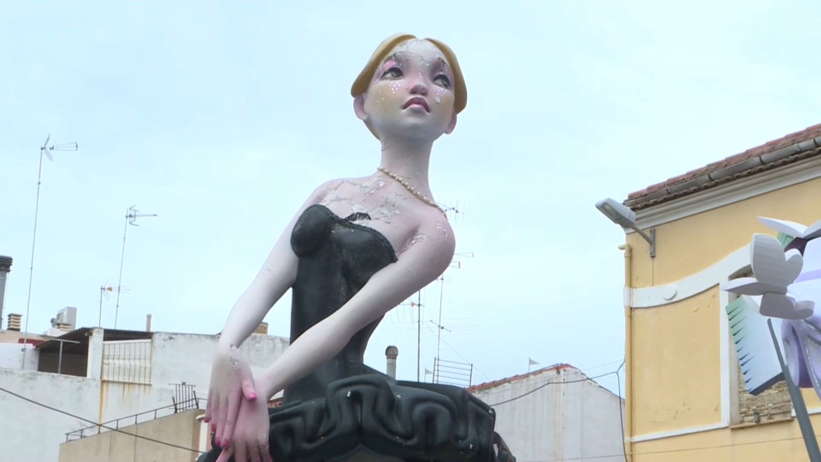 La pluja ha fet malbé la pintura d'alguns monuments fallers