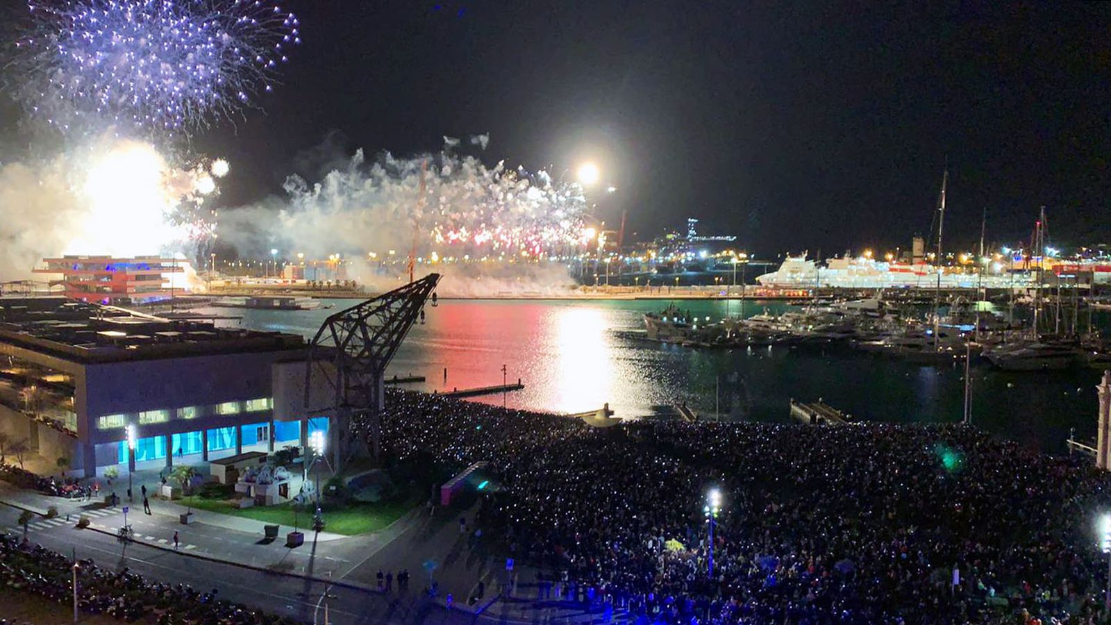 Mascletà vertical 2020 a la Marina de València.