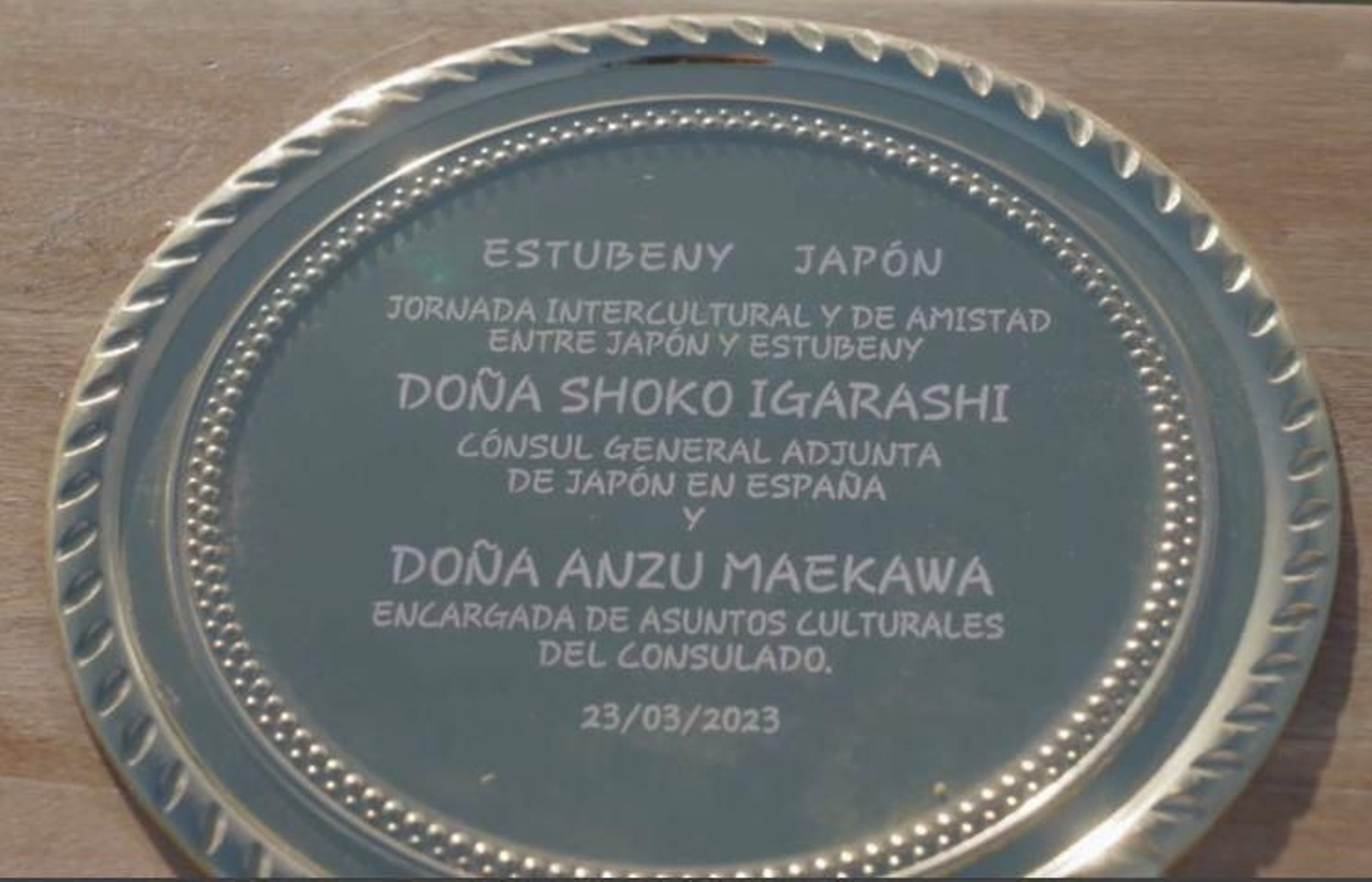 Bandeja commemorativa del projecte en comú