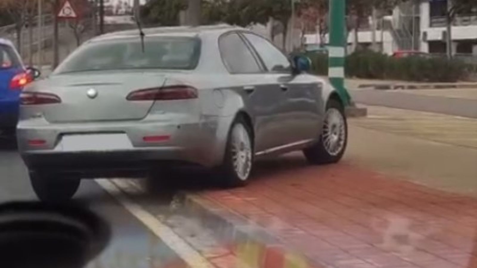 Un cotxe es bota la vorera per evitar el control d'accés al centre comercial de la Pista de Silla