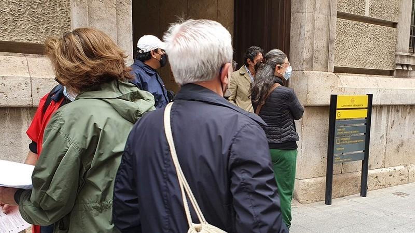 Ciutadans fan cua per a fer gestions a l'Ajuntament de València