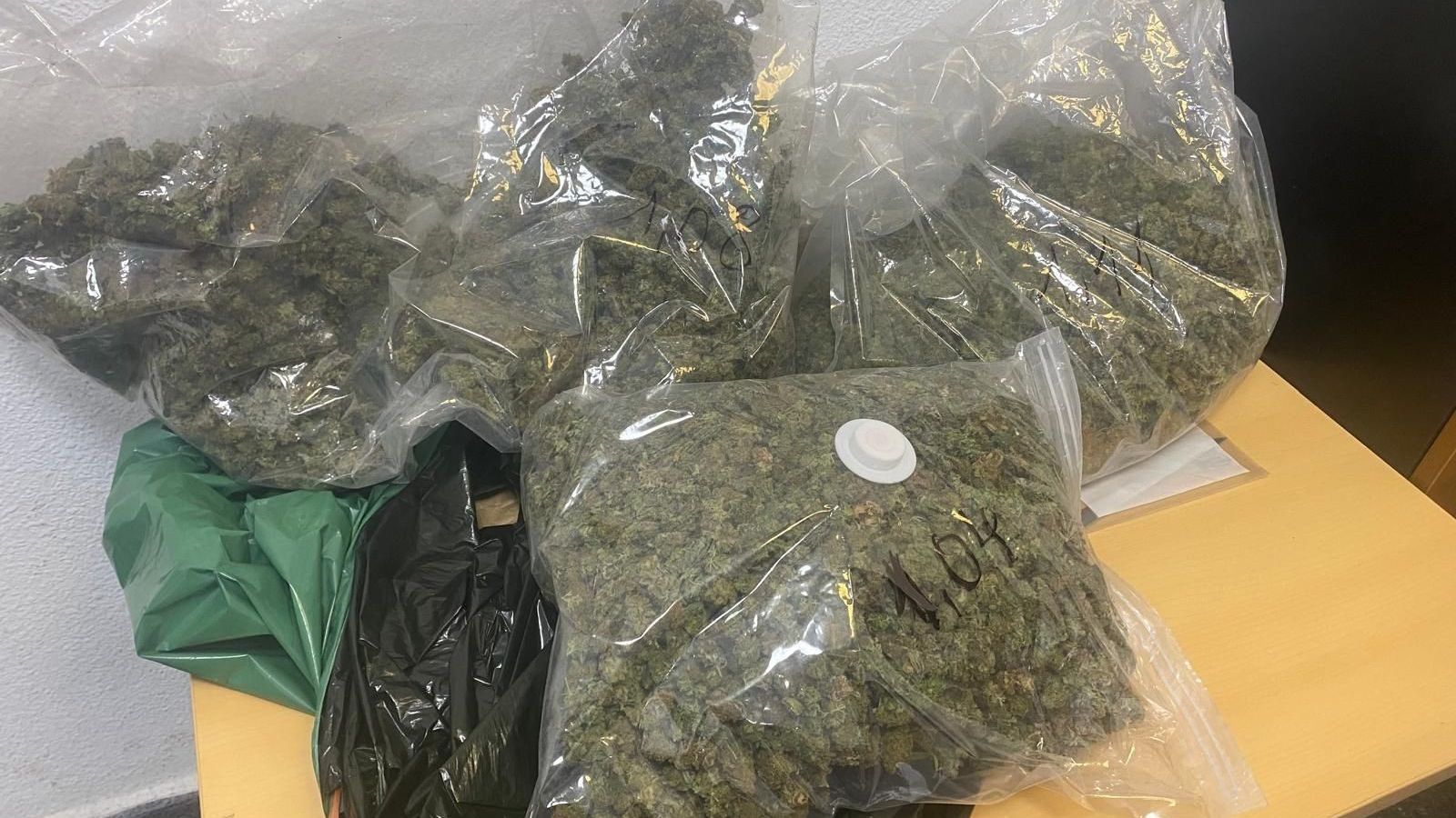 Bosses amb marihuana que portaven els detinguts