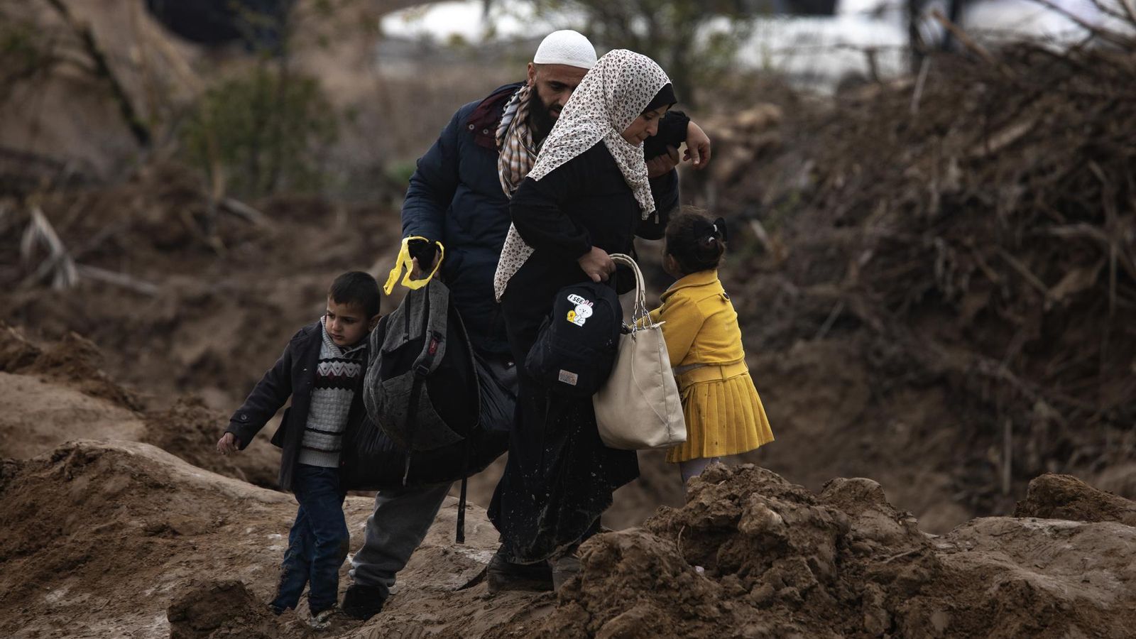 Els palestins avancen des del sud de la Franja de Gaza cap al nord després de la retirada de les tropes israelianes del Corredor Netzarim