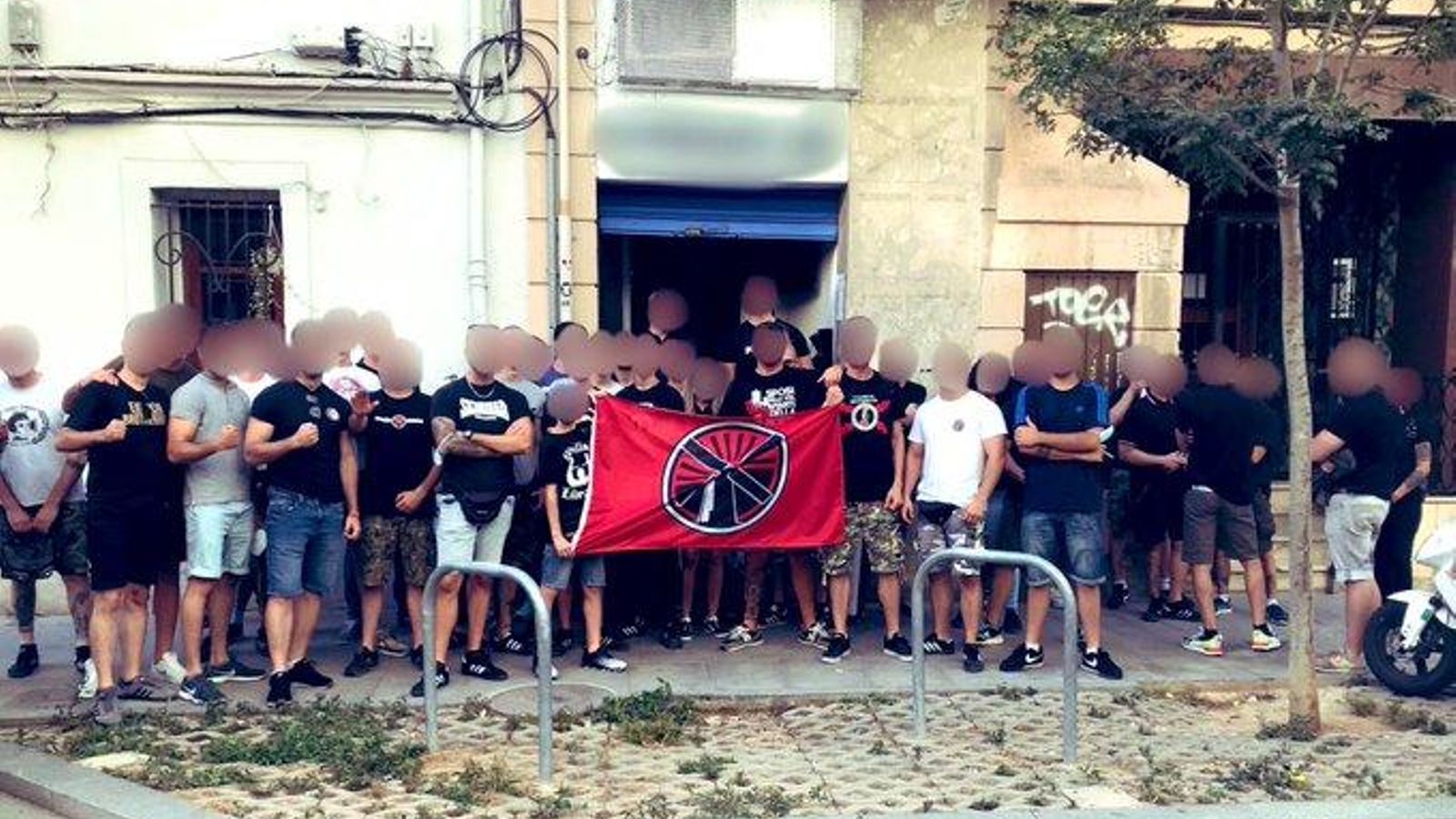 Membres i simpatitzants de Bastion Ultra posen després de la reunió a València