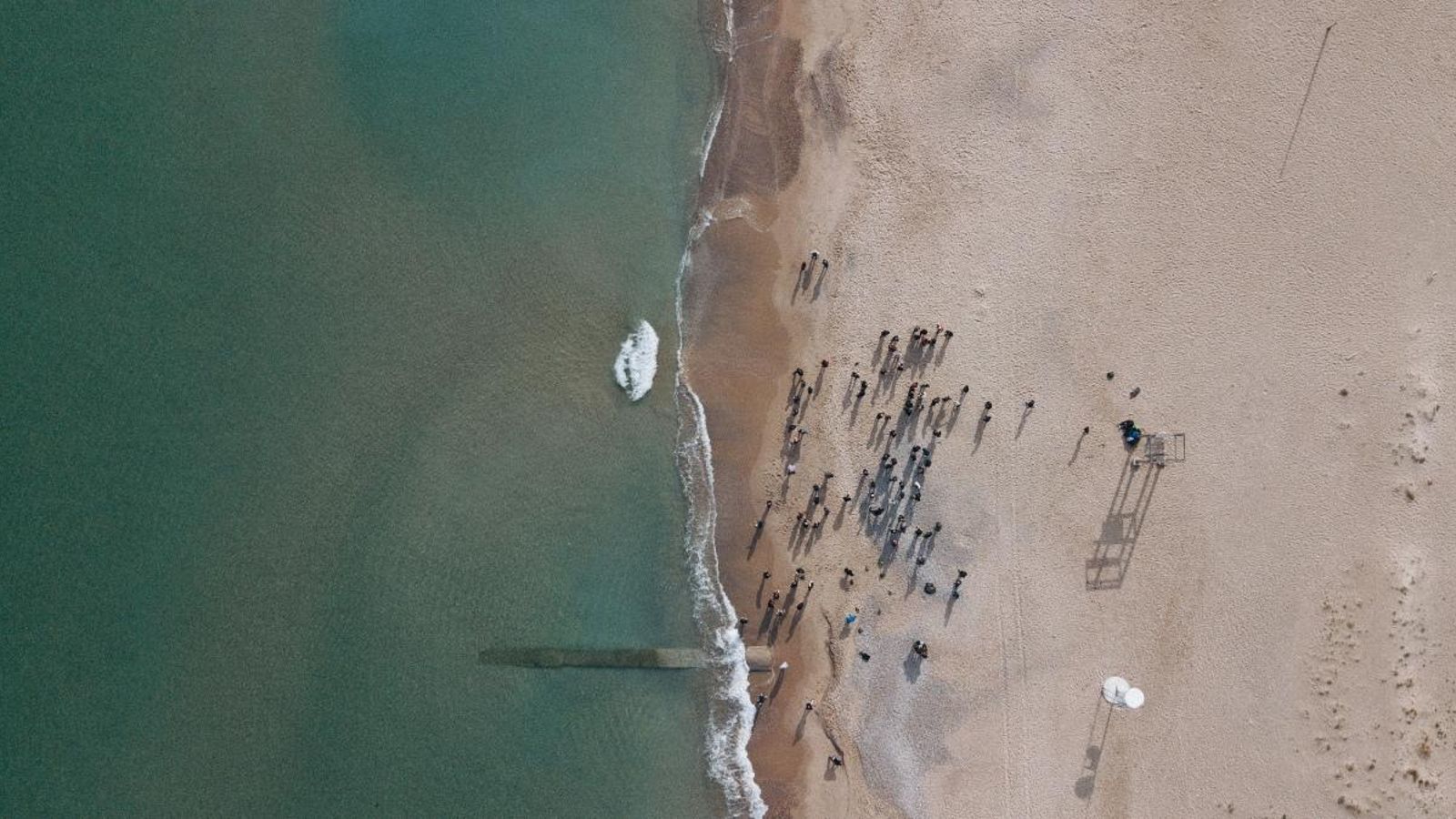 Imatge amb dron d'una platja de València