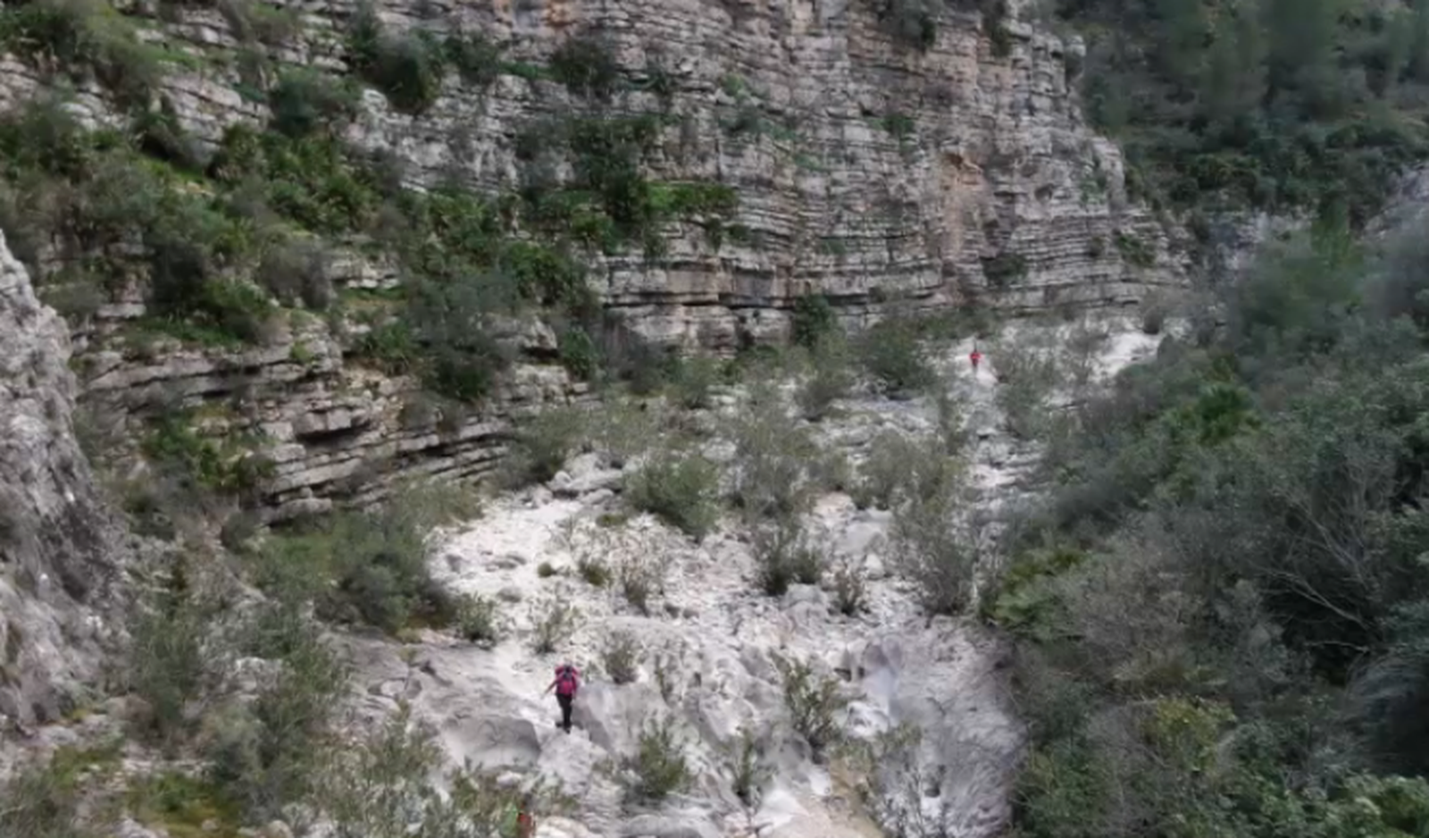 Una parella de senderistes recorren la Marina Alta