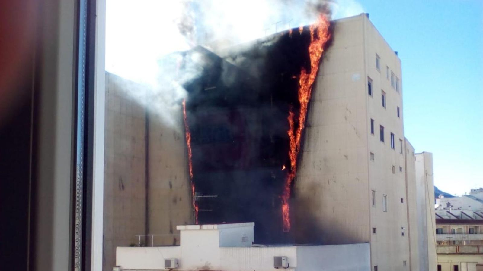 Les flames s'han iniciat en un aparell d'aire condicionat de l'àtic d'una finca situada al carrer del Marques de Campos