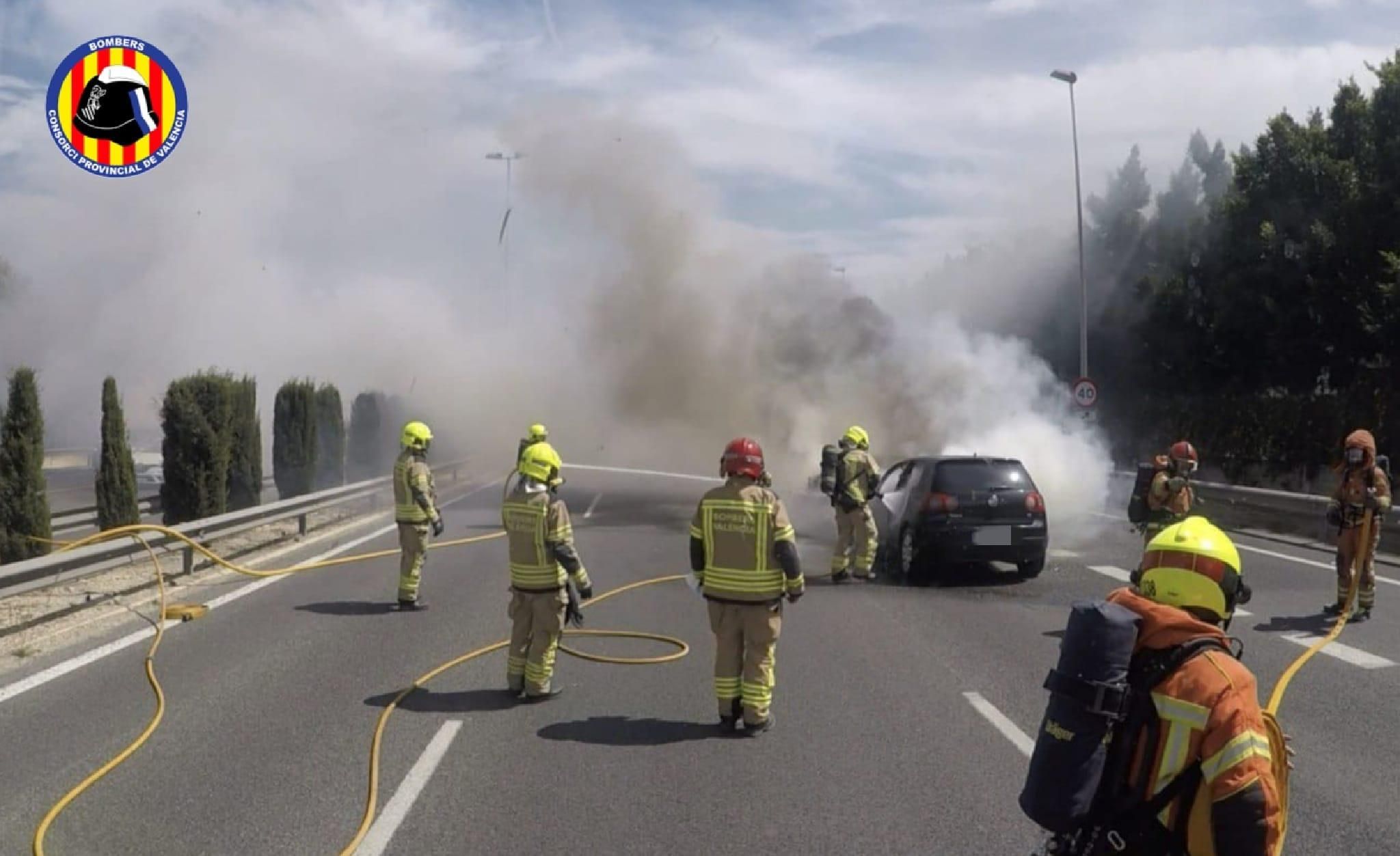 Efectius del Consorci Provincial de Bombers de València treballen en l'extinció del foc Efectius del Consorci Provincial de Bombers de València treballen en l'extinció del foc