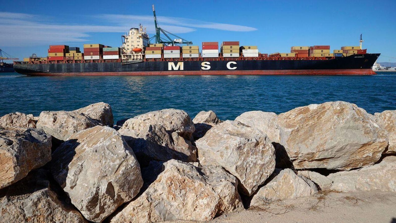 Un vaixell de càrrega d'MSC atracat al port de València dijous, quan va visitar València el ministre de Transports