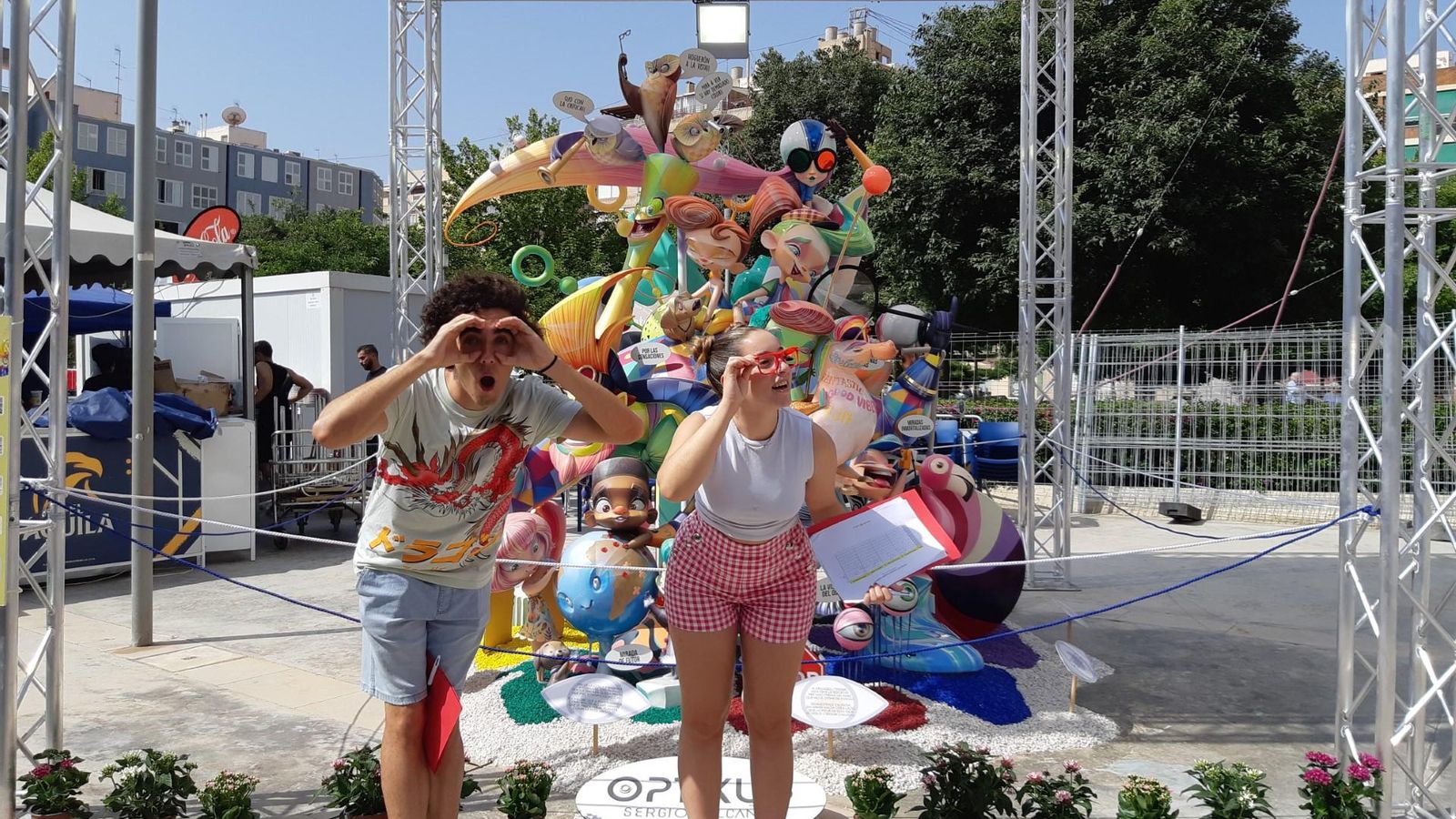 Laia i Pau amb la foguera Infantil Sèneca-Autobusos