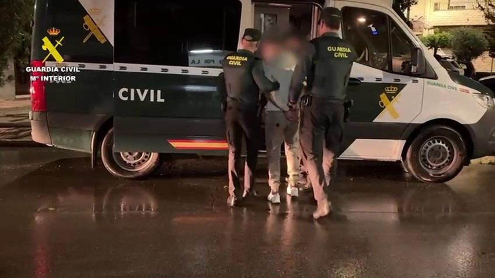 El detingut per l'assassinat masclista de l'Alfàs del Pi, emmanillat i de blanc