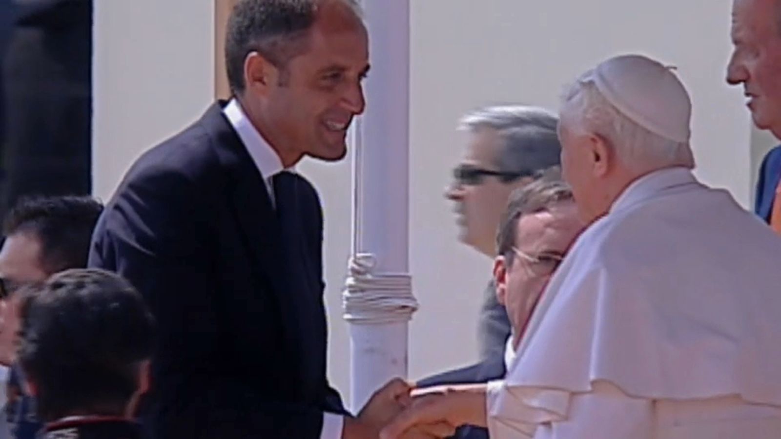 L'expresident de la Generalitat, Francisco Camps, saluda el papa Benet XVI a València