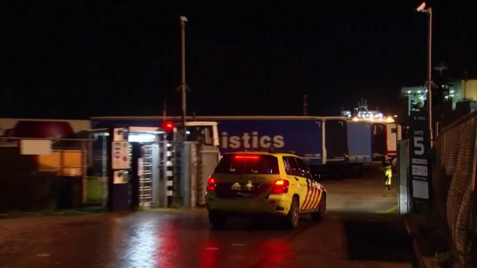 Troben 25 persones ocultes en un contenidor frigorífic en un port holandés