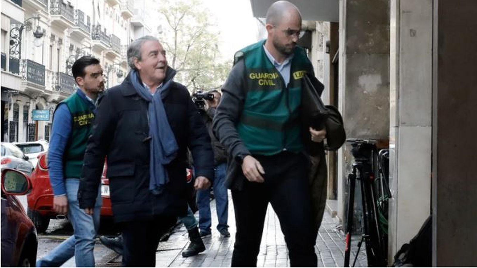 El cunyat de Rita Barberá i presumpte cap de la trama, l'advocat José María Corbín, acompanyat per la Guàrdia Civil